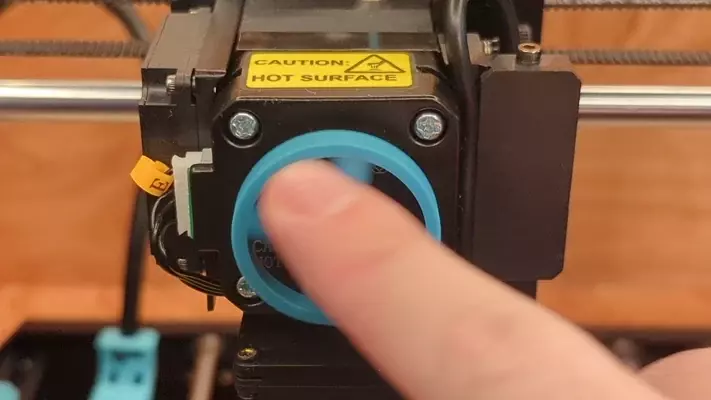 Turning the extruder wheel manually