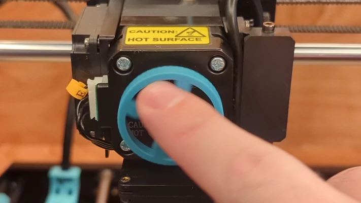 Turning the extruder wheel manually